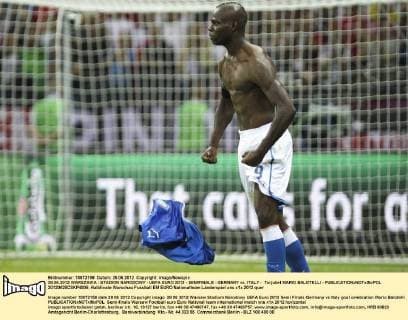 28.06.2012 WARSZAWA - STADION NARODOWY - UEFA EURO 2012 - SEMIFINALS - GERMANY vs. ITALY - Torjubel MARIO BALOTELLI -  20120628CSKP4008