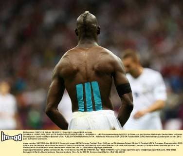 FUSSBALL - EURO 2012, GER vs ITA WARSCHAU,POLEN,28.JUN.12 - FUSSBALL - UEFA Europameisterschaft 2012 in Polen und der Ukraine, Halbfinale, Deutschland vs Italien. Bild zeigt den Jubel von Mario Balotelli (ITA). 