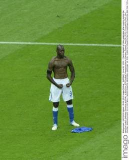 WARSAW, June 28, 2012 -- Mario Balotelli of Italy celebrates after scoring during the semifinal match between Germany and Italy at the Euro 2012 football championships in Warsaw, Poland, June 28, 2012. (Xinhua Wu Wei) (jyc) POLAND-WARSAW-EURO 2012 FOOTBALL CHAMPIONSHIPS-SEMIFINAL-GERMANY VS ITALY 