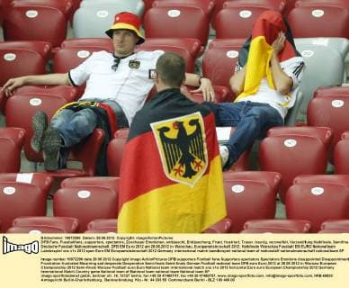 DFB Fans, Fussballfans, supporters, spectators, Zuschauer Emotionen, enttäuscht, Enttäuschung, Frust, frustriert, Trauer ,traurig, verzweifelt, Verzweiflung Halbfinale, Semifinal, Deutsche Fussball Nationalmannschaft, DFB EM Euro 2012 am 28.06.2012 in Warschau, Europameisterschaft 2012