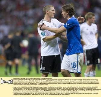 Bastian SCHWEINSTEIGER (GER) und Riccardo MONTOLIVO (ITA) nach dem Spiel beim Shakehands UEFA Fussball Europameisterschaft 2012, Halbfinale: Deutschland - Italien in Warschau, Polen am 28.06.2012,