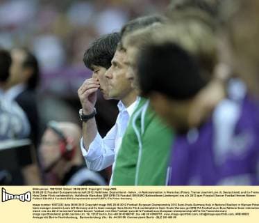 28.06.2012, Fussball Europameisterschaft 2012, Halbfinale, Deutschland - Italien , im Nationalstadion in Warschau (Polen). Trainer Joachim Löw (li, Deutschland) und Co-Trainer Hans Dieter Flick nachdenklich.