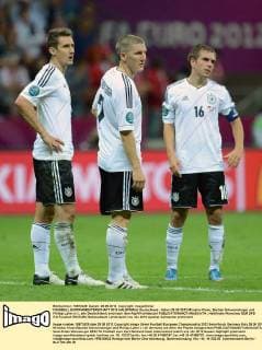 FUSSBALL EUROPAMEISTERSCHAFT 2012 HALBFINALE Deutschland - Italien 28.06.2012 Miroslav Klose, Bastian Schweinsteiger und Philipp Lahm (v.l., alle Deutschland) sind nach dem Abpfiff enttäuscht 
