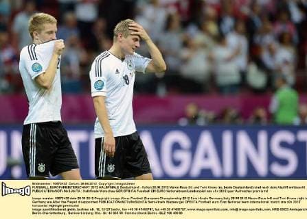 FUSSBALL EUROPAMEISTERSCHAFT 2012 HALBFINALE Deutschland - Italien 28.06.2012 Marco Reus (li) und Toni Kroos (re, beide Deutschland) sind nach dem Abpfiff enttäuscht 