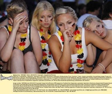 DFB Fans, Fussballfans, supporters, spectators, Zuschauer Emotionen, enttäuscht, Enttäuschung, Frust, frustriert, Trauer, traurig, verzweifelt, Verzweiflung, junges Frauen mit Bemalung im Gesicht, Gesichtsbemalung, Schminke Public Viewing zur Fussball Europameisterschaft Halbfinale, München 28.06.2012