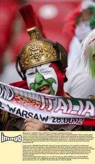 ITA Fans, Fussballfans, supporters, spectators, Zuschauer Jubel, Freude, Emotionen, Feiern, Lachen, jubelt, freuen, reisst die Arme hoch, ballt die Faust Bemalung im Gesicht, Gesichtsbemalung, Schminke Halbfinale, Semifinal, Fussball Nationalmannschaft, EM Euro 2012 am 28.06.2012 in Warschau, Europameisterschaft 2012
