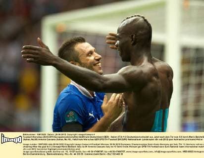 Fussball Warschau 28.06.2012 Europameisterschaften Halbfinale Deutschland (GER) - Italien (ITA) 1:2 Deutschland scheidet aus Jubel nach dem Tor zum 0:2 durch Mario Balotelli (Italien, No.09) Antonio Cassano (Italien, No.10)
