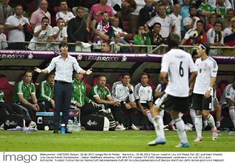 Warschau, 28.06.2012 Trainer Joachim Löw mit Mesut Özil (R) und Sami Khedira (alle Deutschland) Deutschland - Italien