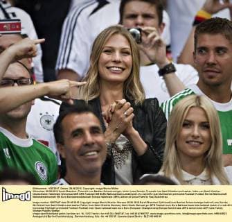 Warschau, 28.06.2012 Sarah Brandner, Freundin von Bastian Schweinsteiger, hinter Lena Gercke, Freundin von Sami Khedira und Lazhar, Vater von Sami Khedira - Deutschland