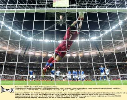 FUSSBALL EUROPAMEISTERSCHAFT 2012 HALBFINALE Deutschland - Italien 28.06.2012 Torwart Gianluigi Buffon (Italien) kann retten 