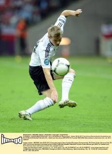 FUSSBALL EUROPAMEISTERSCHAFT 2012 HALBFINALE Deutschland - Italien 28.06.2012 Toni Kroos (Deutschland) Einzelaktion am Ball 