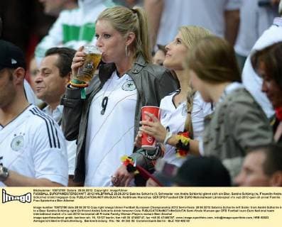 FUSSBALL EUROPAMEISTERSCHAFT 2012 HALBFINALE 28.06.2012 Sabrina Schürrle (li, Schwester von Andre Schürrle) gönnt sich ein Bier, Sandra Schönig (re, Freundin Andre Schürrle) trinkt hingegen Cola 