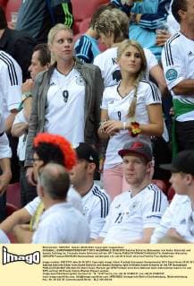 FUSSBALL EUROPAMEISTERSCHAFT 2012 HALBFINALE 28.06.2012 Sabrina Schürrle (Schwester von Andre Schürrle) und Sandra Schönig (re, Freundin Andre Schürrle) auf der VIP Tribüne 