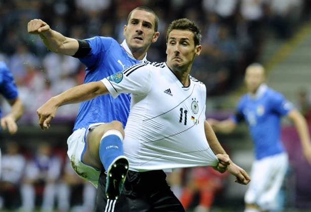 Fussball-Europameisterschaft EURO 2012 in Polen und der Ukraine, 2. Halbfinale im National Stadion Warschau, Polen: Deutschland (weiss) - Italien (blau) 1:2; Miroslav Klose (Deutschland), Leonardo Bonucci (Italien), Aktion.