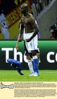 Fussball-Europameisterschaft EURO 2012 in Polen und der Ukraine, 2. Halbfinale im National Stadion Warschau, Polen: Deutschland (weiss) - Italien (blau) 1:2; Jubel Mario Balotelli (Italien) nach seinem Tor zum 0:2. Jubel, Freude, Aktion, Einzelbild.