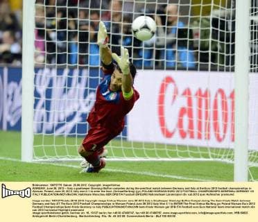 WARSAW, June 28, 2012 -- Italy s goalkeeper Gianluigi Buffon competes during the semifinal match between Germany and Italy at the Euro 2012 football championships in Warsaw, Poland, June 28, 2012. Italy won 2-1 to enter the final. (Xinhua Ma Ning) (jyc) POLAND-WARSAW-EURO 2012 FOOTBALL CHAMPIONSHIPS-SEMIFINAL-GERMANY VS ITALY 