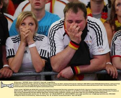 Enttäuschte Deutschland Fans während des Public Viewing in Frankfurt am Main