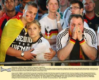 Enttäuschte Deutschland Fans während des Public Viewing in Frankfurt am Main