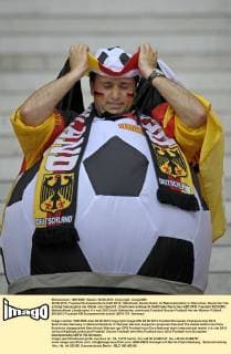 28.06.2012, Fussball Europameisterschaft 2012, Halbfinale, Deutschland, im Nationalstadion in Warschau. Deutscher Fan schlägt fassungslos die Hände vors Gesicht.