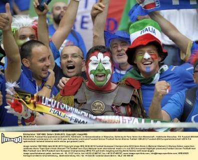 28.06.2012, Fussball Europameisterschaft 2012, Halbfinale, im Nationalstadion in Warschau. Italienische Fans feiern ihre Mannschaft.