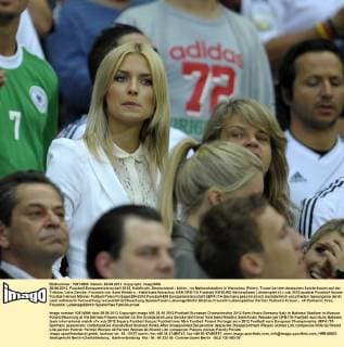 28.06.2012, Fussball Europameisterschaft 2012, Halbfinale, Deutschland - Italien , im Nationalstadion in Warschau (Polen). Trauer bei den deutschen Spielerfrauen auf der Tribüne, Lena Gercke, Freundin von Sami Khedira.