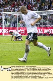 Mesut ÖZIL, 8DFB , Bastian SCHWEINSTEIGER, Nr.7 DFB Emotionen, enttäuscht, Enttäuschung, Frust, frustriert, verzweifelt, Verzweiflung, Trauer, traurig, am Boden liegend GERMANY - ITALY (1 :2 ), DEUTSCHLAND - ITALIEN 1-2 Halbfinale, Semifinal, Deutsche Fussball Nationalmannschaft, DFB EM Euro 2012 am 28.06.2012 in Warschau, Europameisterschaft 2012 in P o l e n, U k r a i n e