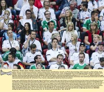 Lazhar, Vater von Sami Khedira, Lena Gercke, Freundin von Sami Khedira, Sarah Brandner, Freundin von Bastian Schweinsteiger, Kathrin, Freundin von Manuel Neuer, Silvia Meichel, Freundin von Mario Gomez Emotionen, enttäuscht, Enttäuschung, Frust, frustriert, Trauer, traurig, verzweifelt, Verzweiflung Frau, Ehefrau, Partnerin, Freundin, Gattin, Geliebte, verlobte, verliebt, verheiratet, zusammen, spielerfrau, begleitung, weiblich, wife, woman, love GERMANY - ITALY (1 :2 ), DEUTSCHLAND - ITALIEN 1-2 Halbfinale, Semifinal, Deutsche Fussball Nationalmannschaft, DFB EM Euro 2012 am 28.06.2012 in Warschau, Europameisterschaft 2012 in P o l e n, U k r a i n e