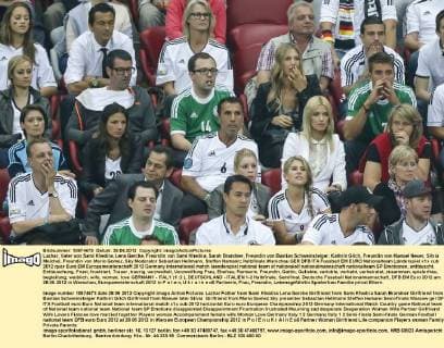 Lazhar, Vater von Sami Khedira, Lena Gercke, Freundin von Sami Khedira, Sarah Brandner, Freundin von Bastian Schweinsteiger, Kathrin Gilch, Freundin von Manuel Neuer, Silvia Meichel, Freundin von Mario Gomez, Sky Moderator Sebastian Hellmann, Steffen Hamann