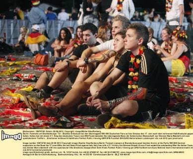 Berlin: Fanmeile am Brandenburger Tor - Blankes Entsetzen bei den überwiegend 500 000 Deutschen Fans auf der Strasse des 17. Juni nach dem verlorenen Halbfinalspiel gegen Italien. Italien hat mit einem 2:1- Sieg den deutschen Traum vom EM-Finale beendet. Der überragende Mann der Italienischen Mannschaft war Stürmer Mario Balotelli mit zwei spektakulären Treffern.
