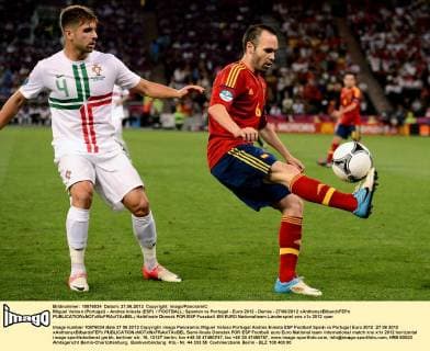Miguel Veloso (Portugal) - Andres Iniesta (ESP) FOOTBALL: Spanien vs Portugal - Euro 2012 - Demie - 27 06 2012 xAnthonyxBibardxFEPx 