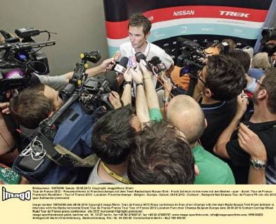 Tour de France 2012 - Pressekonferenz in Franchorchamps mit dem Team Radioshack-Nissan-Trek - Frank Schleck im Interview mit den Medien - quer - Event: Tour de France - Frankreich Rundfahrt - Tour of France 2012 - Location: Franchorchamps - Belgien - Europa - Datum: 28.06.2012 - Contact