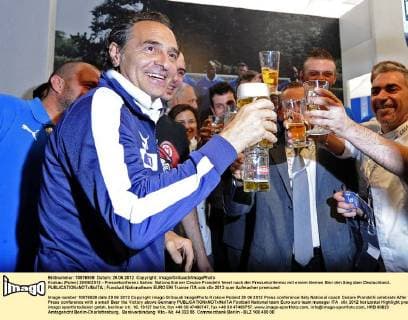 Krakau (Polen) 29 06 2012 - Pressekonferenz Italien: Nationaltrainer Cesare Prandelli feiert nach der Pressekonferenz mit einem kleinen Bier den Sieg über Deutschland.. 