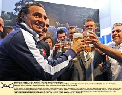 Krakau (Polen) 29 06 2012 - Pressekonferenz Italien: Nationaltrainer Cesare Prandelli feiert nach der Pressekonferenz mit einem kleinen Bier den Sieg über Deutschland.. 