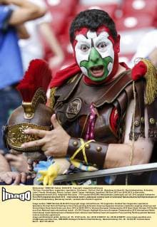 ITA Fans, Fussballfans, supporters, spectators, Zuschauer , Portrait, Porträt , Bemalung im Gesicht, Gesichtsbemalung, Schminke , Jubel, Freude, Emotionen, Feiern, Lachen, jubelt, freuen, Halbfinale, Semifinal, EM Euro 2012 am 28.06.2012 in Warschau, Europameisterschaft 2012