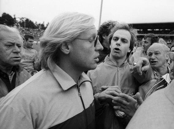SPORT, FUSSBALL 2. BUNDESLIGA, KARLSRUHER SC - FORTUNA KÖLN 4:3, 03.09.1983, KARLSRUHE - Der Kölner Trainer Horst HEESE (L) kann nur durch Karlsruher Ordner beruhigt werden, als er nach einem ungeahndeten Foul auf Karlsruher Spieler losgehen will. Karlsruher SC - Fortuna Köln 03.09.1983