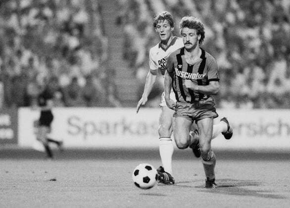 SPORT, FUSSBALL 1. BUNDESLIGA, VFB STUTTGART - WALDHOF MANNHEIM 0:0, 23.08.1983, STUTTGART - Der Mannheimer Fritz WALTER (R) im Kampf gegen DEN Stuttgarter Karlheinz FÖRSTER (L). VfB Stuttgart - Waldhof Mannheim 23.08.1983