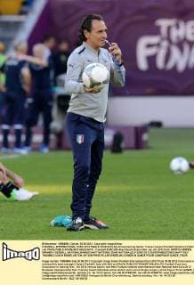 FUSSBALL INTERNATIONAL EURO 2012 FINALE 30.06.2012 Abschlusstraining Italien; Trainer Cesare Prandelli (Italien) mit Ball und Pfeiffe 