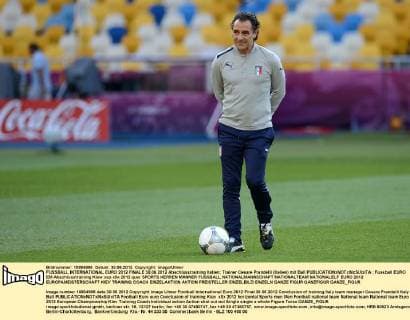 FUSSBALL INTERNATIONAL EURO 2012 FINALE 30.06.2012 Abschlusstraining Italien; Trainer Cesare Prandelli (Italien) mit Ball 