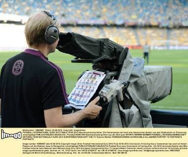 FUSSBALL INTERNATIONAL EURO 2012 FINALE 30.06.2012 Abschlusstraining Italien; Ein Kameramann hat siech alle italienischen Spieler aus dem Stadionheft zur Erkennung zurechtgelegt 