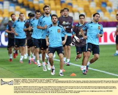 FUSSBALL - EURO 2012, Training KIEW, 30.JUN.12 - FUSSBALL - UEFA Europameisterschaft 2012, Finale, Spanien, Vorberichte, Abschlusstraining ESP. Bild zeigt die Mannschaft von ESP, u.a. Cesc Fabregas (vorn, li.) und Xavi Hernandez (vorn, re.). 