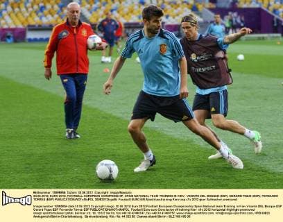 30.06.2012, EURO 2012, FOOTBALL EUROPEAN CHAMPIONSHIP, SPAIN NATIONAL TEAM TRAINING IN KIEV; VICENTE DEL BOSQUE (ESP), GERARD PIQUE (ESP); FERNANDO TORRES (ESP)  30062012toja85
