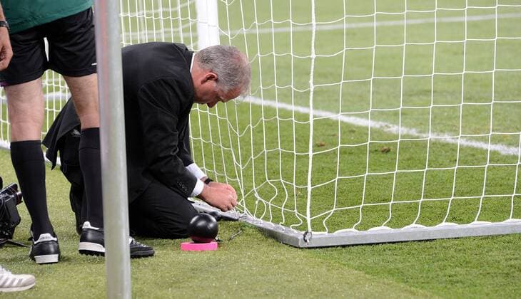 FUSSBALL EUROPAMEISTERSCHAFT 2012 FINALE Spanien - Italien 01.07.2012 Ein Uefa-Offizieller prüft das Loch im Tornetz, verursacht durch Mario Balotellis Schuß - 