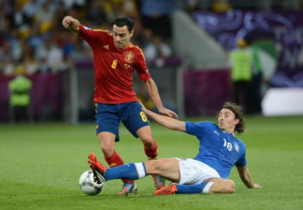 Xavi (L) of Spain vies with Riccardo Montolivo of Italy during the final match between Italy and Spain at the Euro 2012 football championships in Kiev, Ukraine, July 1, 2012. (Xinhua Ma Ning) (jyc) UKRAINE-KIEV-EURO 2012 FOOTBALL CHAMPIONSHIPS-FINAL 