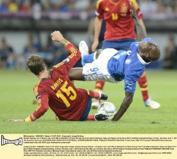 Sergio Ramos (L) of Spain vies with Mario Balotelli of Italy during the final match between Italy and Spain at the Euro 2012 football championships in Kiev, Ukraine, July 1, 2012. (Xinhua Wu Wei) (jyc) UKRAINE-KIEV-EURO 2012 FOOTBALL CHAMPIONSHIPS-FINAL 