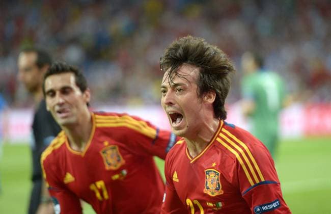David Silva (R) of Spain celebrates after scoring during the final match between Italy and Spain at the Euro 2012 football championships in Kiev, Ukraine, July 1, 2012. (Xinhua Liu Lihang) (jyc) UKRAINE-KIEV-EURO 2012 FOOTBALL CHAMPIONSHIPS-FINAL 