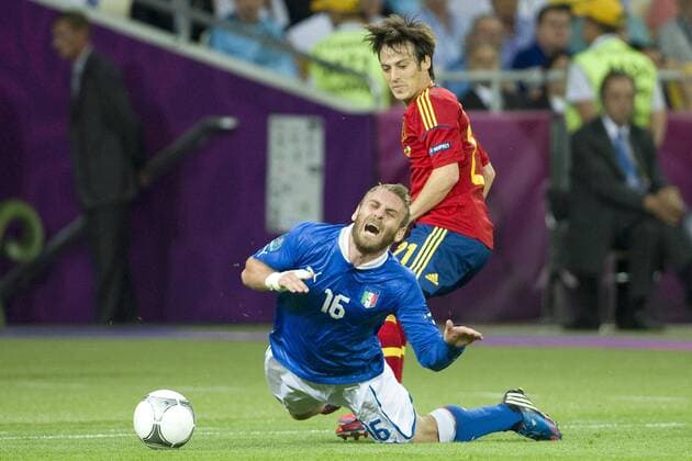 David SILVA (hi., ESP) gegen Daniele DE ROSSI (ITA), Aktion, Zweikampf, Finale, Spiel 31, Spanien (ESP) - Italien (ITA), am 01.07.2012 in K I E W U k r a i n e Fussball UEFA EURO 2012 P o l e n U k r a i n e vom 08.06. - 01.07.2012.