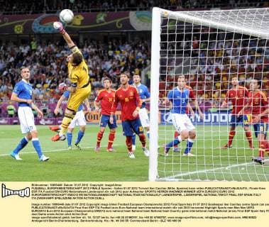 FUSSBALL EUROPAMEISTERSCHAFT 2012 FINALE Spanien - Italien 01.07.2012 Torwart Iker Casillas (Mitte, Spanien) kann retten 