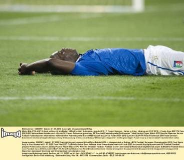 Mario BALOTELLI (ITA) liegt enttäuscht am Boden UEFA Fussball Europameisterschaft 2012, Finale: Spanien - Italien in Kiew, Ukraine am 01.07.2012,