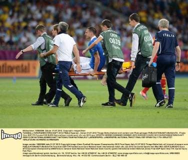 FUSSBALL EUROPAMEISTERSCHAFT 2012 FINALE Spanien - Italien 01.07.2012 Thiago Motta (Italien) wird verletzt vom Platz getragen 