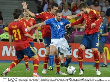 Antonio Cassano (C) of Italy protects the ball during the final match between Italy and Spain at the Euro 2012 football championships in Kiev, Ukraine, July 1, 2012. (Xinhua Li Yong) (jyc) UKRAINE-KIEV-EURO 2012 FOOTBALL CHAMPIONSHIPS-FINAL 